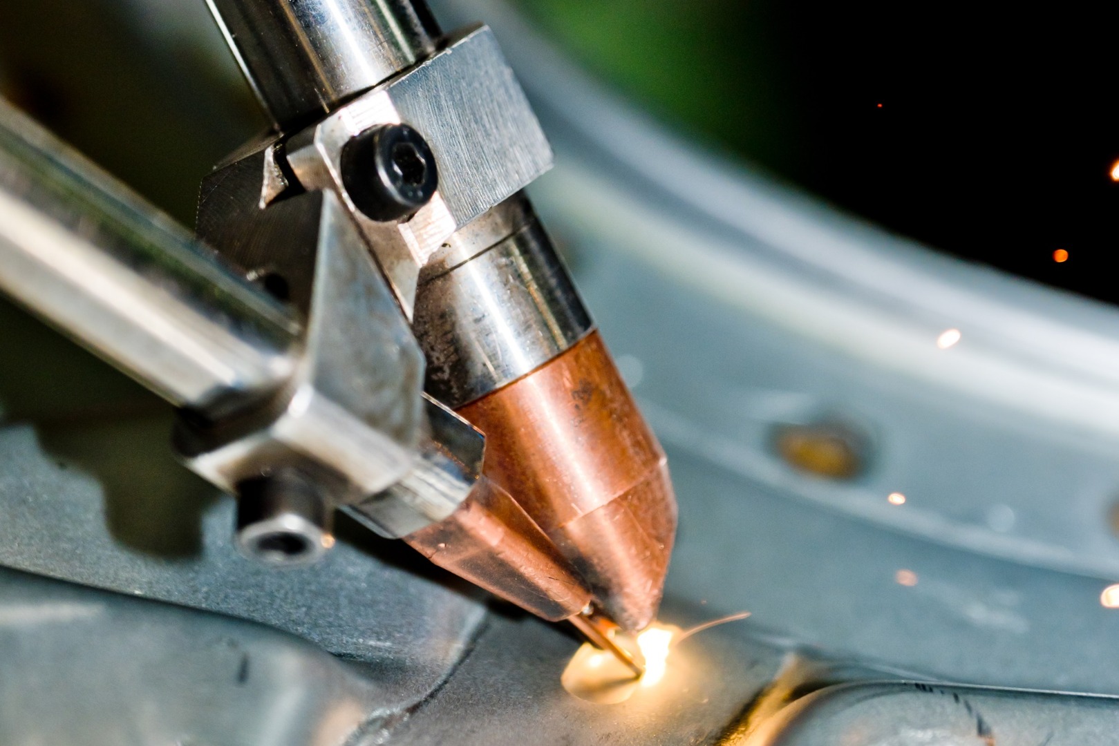 АВТОВАЗ ЗАПУСКАЕТ ЛАЗЕРНУЮ СВАРКУ ДЛЯ LADA AZIMUT